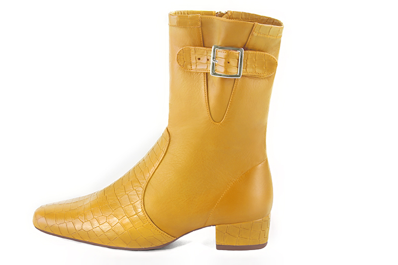 Mustard yellow women's ankle boots with buckles on the sides. Round toe. Low block heels. Profile view - Florence KOOIJMAN